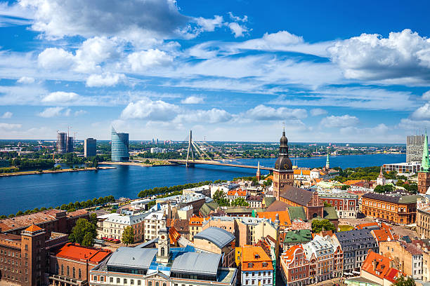 riga cidade velha, a bela vista para a cidade - letónia - fotografias e filmes do acervo
