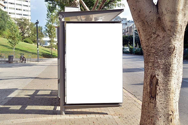 parada de autobús en blanco señal - estación de autobús fotografías e imágenes de stock