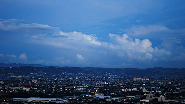 veduta aerea della città di panorama al crepuscolo - urban growth audio foto e immagini stock