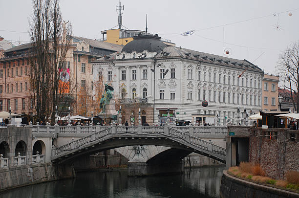 triple bridge im winter - ljubljana december winter christmas stock-fotos und bilder