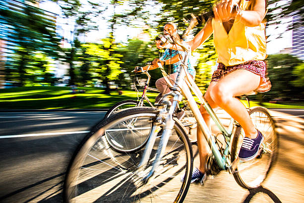 équitation vélos dans central park, new york - cycling bicycle healthy lifestyle green photos et images de collection