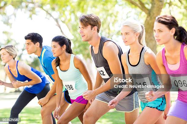 Gruppo Multietnico Di Maratona Corridori Alla Linea Di Partenza - Fotografie stock e altre immagini di 20-24 anni