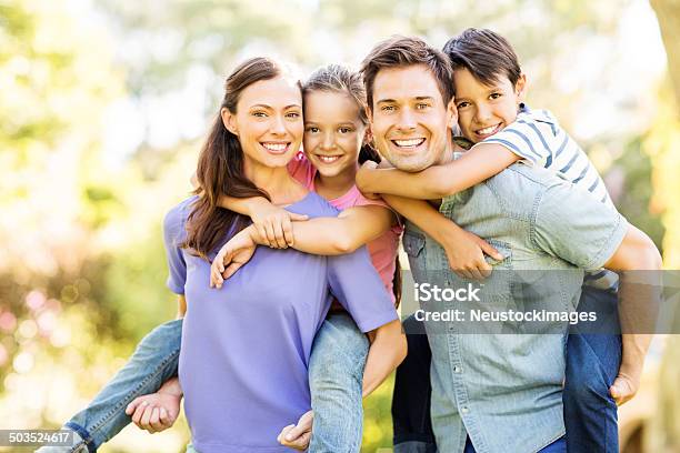 Glückliche Kinder Reiten Auf Die Eltern Genießen Huckepack Nehmen Stockfoto und mehr Bilder von Familie