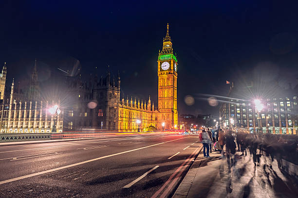 rücklicht muster in london bei nacht, gb - london england victorian style big ben dark stock-fotos und bilder