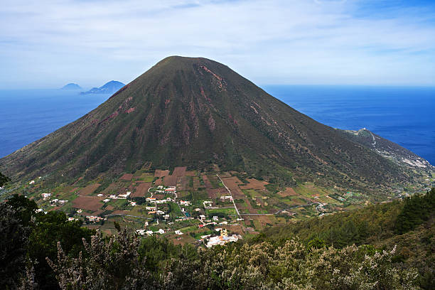 italian ilhas eólias mountain vulcão em sicília - vegetação mediterranea - fotografias e filmes do acervo