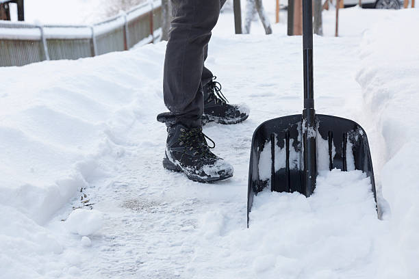 shoveling neve - snow digging horizontal people imagens e fotografias de stock