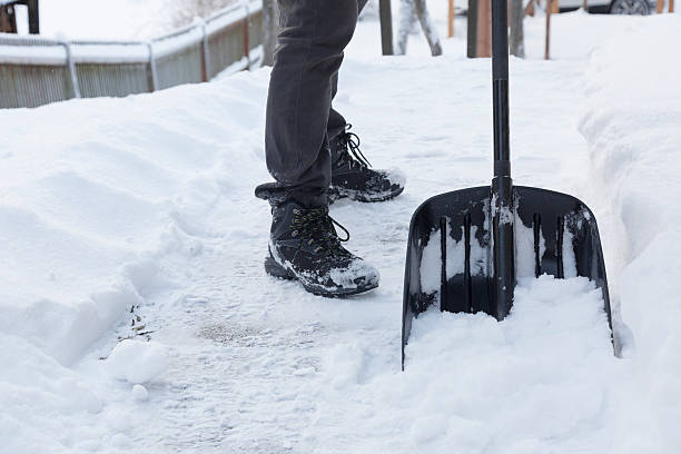 shoveling снег - snow digging horizontal people стоковые фото и изображения
