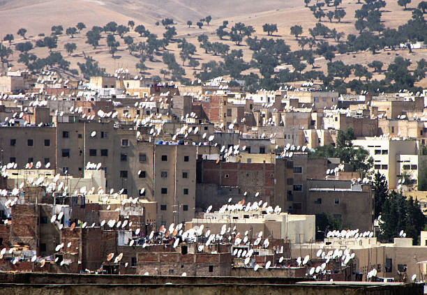 satelittenschüsseln auf hausdächern em marokko - television aerial roof antenna city imagens e fotografias de stock