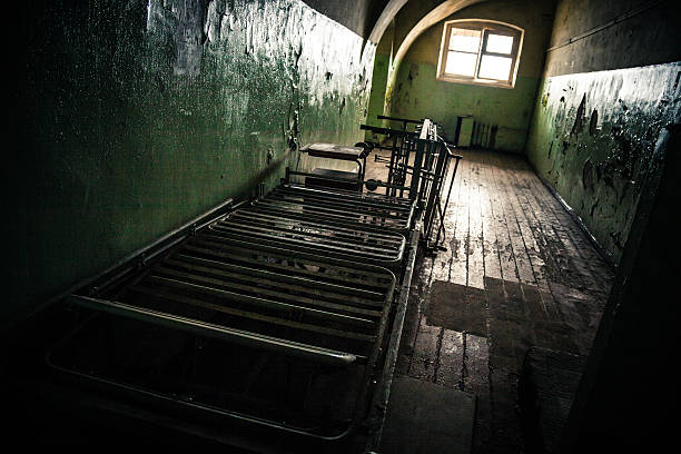dunklen korridor eines alten verlassenen gefängnis - estonia tallinn old ruin ruined stock-fotos und bilder