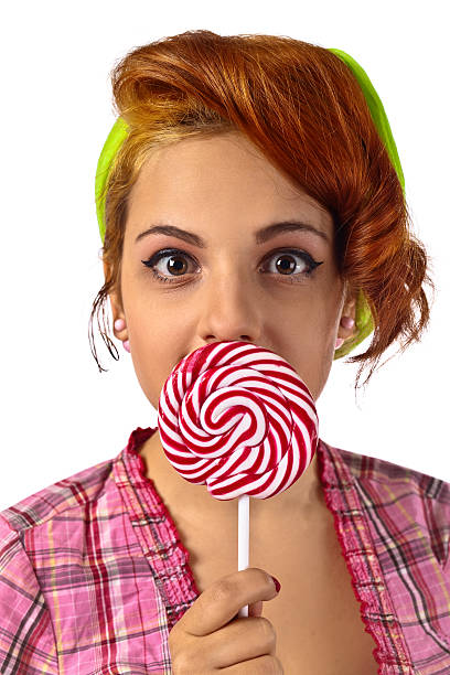 молодая красивая женщина с леденец - women lollipop old fashioned red hair стоковые фото и изображения