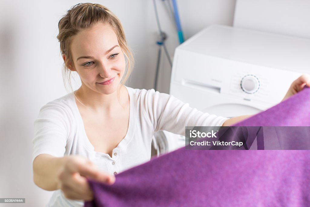 Junge Frau tut Wäscherei - Lizenzfrei Arbeiten Stock-Foto