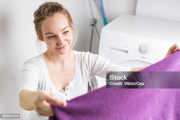Junge Frau Tut Wäscherei Stockfoto und mehr Bilder von Arbeiten - Arbeiten, Berufliche Beschäftigung, Das Leben zu Hause