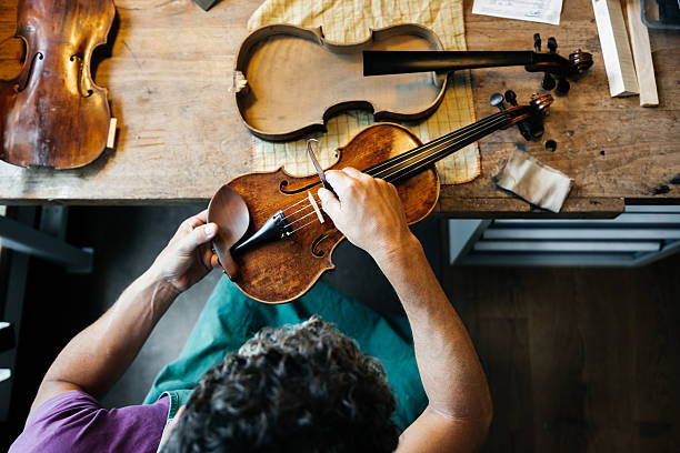 violín cafetera de trabajo sobre la mesa de trabajo - fabricante de instrumentos fotografías e imágenes de stock