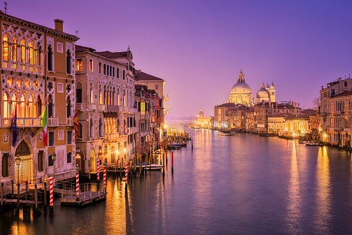 Gran Canal y Santa Maria della Salute en Venecia photo