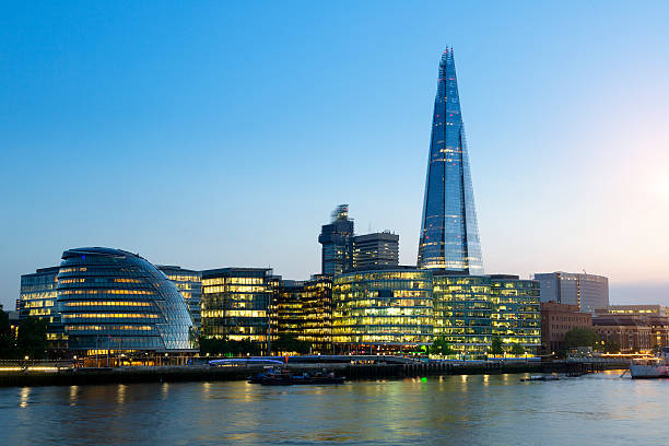 londres, le shard london bridge et le tower bridge au crépuscule - more london photos et images de collection