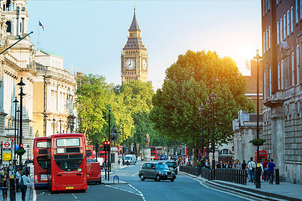 big bena i whitehall od placu trafalgar square, londyn - trafalgar square zdjęcia i obrazy z banku zdjęć