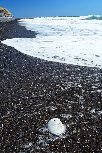 schöne schwarze pebble beach von kamari, santorini-thira, cycla - black sand beach santorini greece stock-fotos und bilder