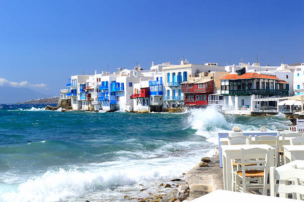 little venice e ondas de travagem, ilha de mykonos, grécia - greek culture bar restaurant greece imagens e fotografias de stock