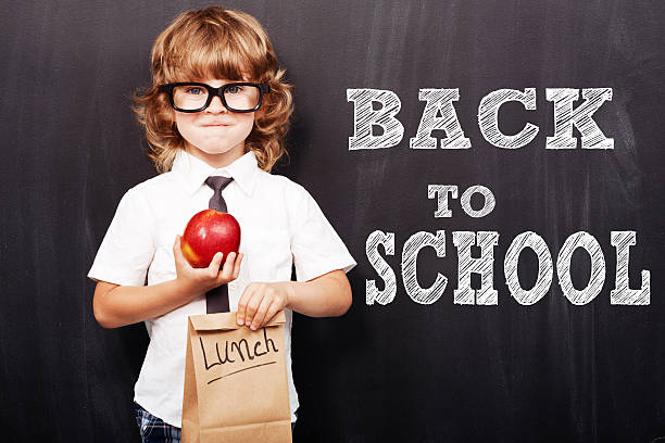 vuelta a la escuela - packed lunch lunch paper bag blackboard fotografías e imágenes de stock