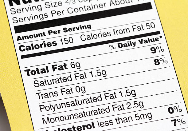 etiqueta de nutrición - grasa saturada fotografías e imágenes de stock