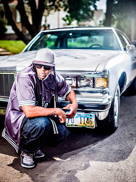 homem posando com o seu aluguer de carros - hip hop urban scene city life black imagens e fotografias de stock