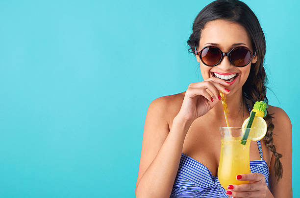 mujer beber un cóctel - sunglasses women smiling portrait fotografías e imágenes de stock