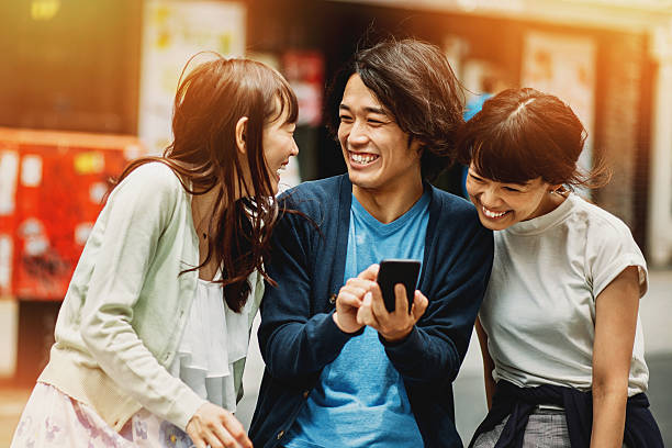 若者がスマホで情報収集する様子