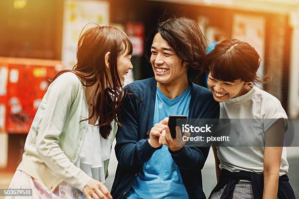 グループの若い日本人にスマートフォン - 日本人のストックフォトや画像を多数ご用意 - 日本人, 友情, アジアおよびインド民族