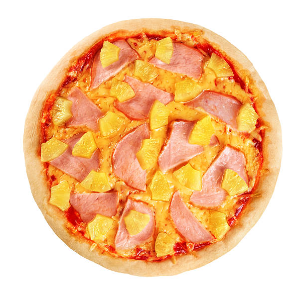 pizza con prosciutto e ananas su sfondo bianco. - salami prosciutto italian culture food foto e immagini stock
