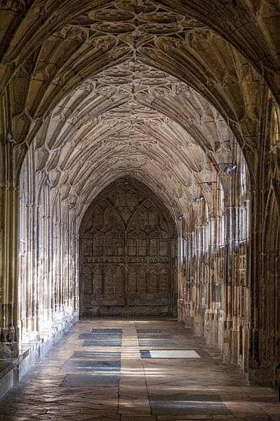 cloisters de gloucester catedral, reino unido - church gothic style cathedral dark imagens e fotografias de stock