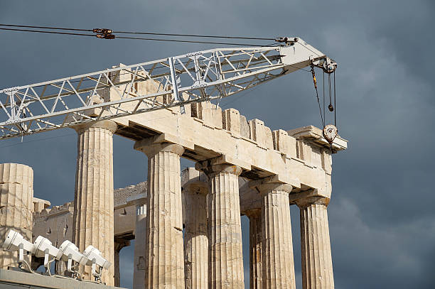 восстановление парфенон - scaffolding ancient construction site athens greece стоковые фото и изображения