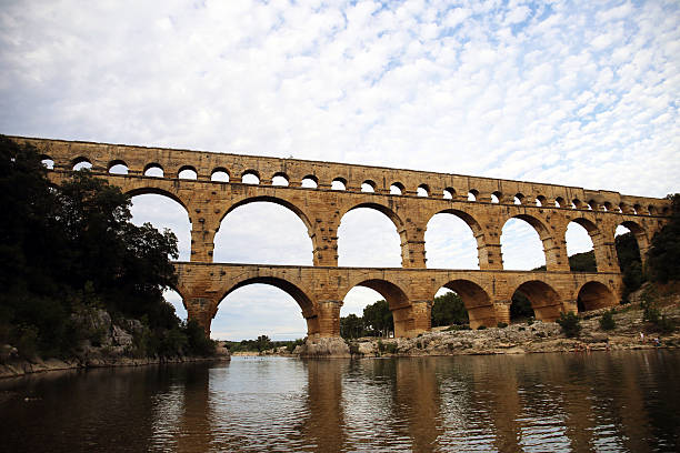 pont-du-gard aqueduto - aqueduct roman ancient rome pont du gard - fotografias e filmes do acervo