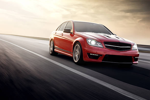 carro desportivo vermelho c63 amg mercedes-benz condução na estrada de asfalto - drive imagens e fotografias de stock