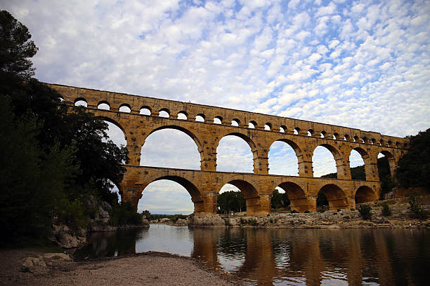 pont-du-gard aqueduto - aqueduct roman ancient rome pont du gard - fotografias e filmes do acervo