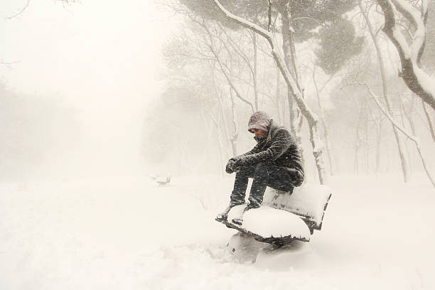 solitário homem - snow winter bench park imagens e fotografias de stock