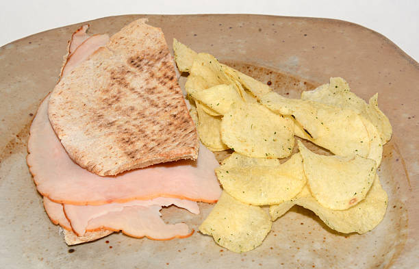 sandwich di tacchino con pane pita e patate chips - sandwich turkey potato chip plate foto e immagini stock