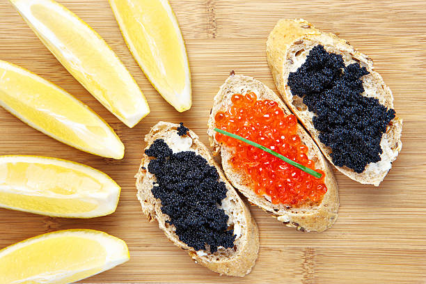caviar entrada - plank bread caviar close up imagens e fotografias de stock