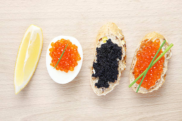 caviar vermelho e preto - plank bread caviar close up imagens e fotografias de stock