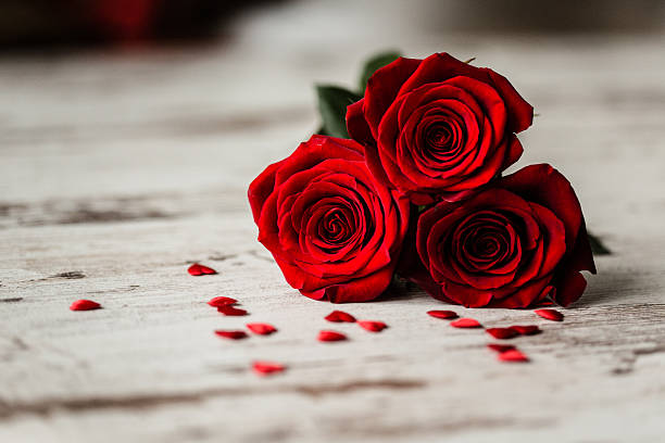 rose e piccoli cuori su sfondo in legno - small bouquet foto e immagini stock