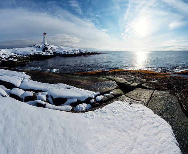 neige au phare de peggy's cove - lighthouse scenics winter peggys cove photos et images de collection