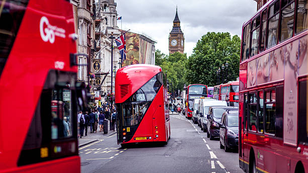 piętrowymi autobusami w londynie, wielka brytania - whitehall street zdjęcia i obrazy z banku zdjęć