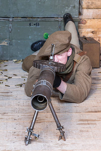 wwi british żołnierz działa autentyczna lewis karabin maszynowy - addiction ammunition weapon army zdjęcia i obrazy z banku zdjęć