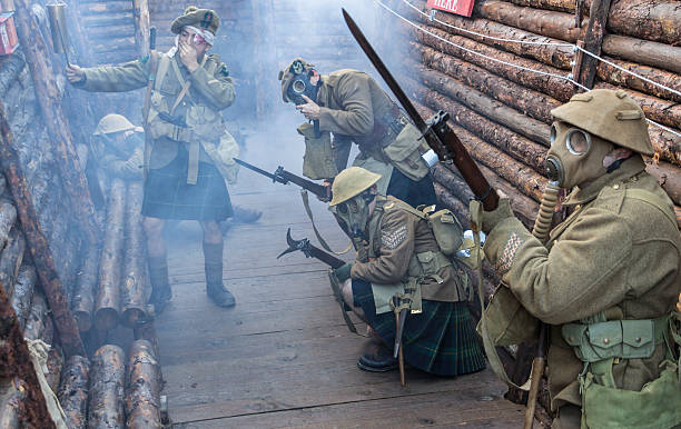 die original-militärtaschen britischen armee soldaten sind bereit, unter poison gas attack - bayonet stock-fotos und bilder