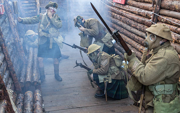 borsone ispirato alla prima guerra mondiale army soldiers pronti sotto attacco gas velenosa" - trincea foto e immagini stock