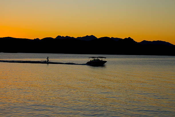 прогулка на закате - wakeboarding waterskiing water ski sunset стоковые фото и изображения
