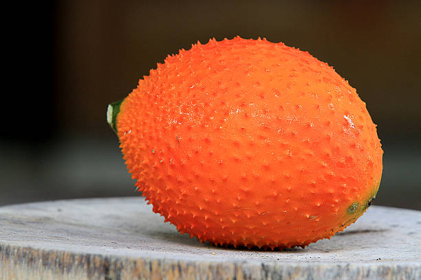 fruits d'asie du sud-est, souvent que le gac, bébé jackruit - cochinchin photos et images de collection