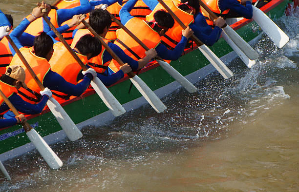 equipa construindo, remar corrida de barcos do dragão - rowboat sport rowing team sports race imagens e fotografias de stock