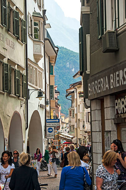 à bolzano - botzen photos et images de collection