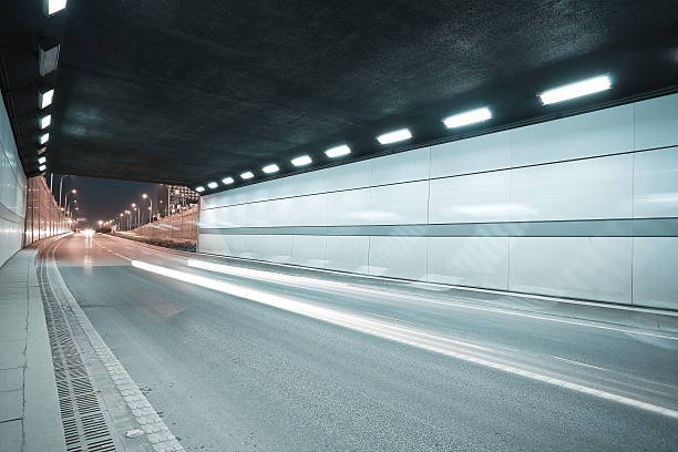 túnel de carretera de la ciudad de noche escena - highway underground corridor street fotografías e imágenes de stock