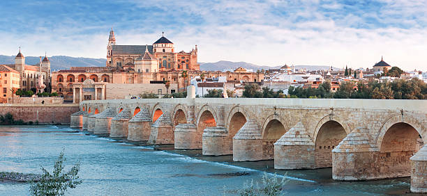 puente romano y guadalquivir río, gran mezquita de córdoba, spai, - la mezquita cathedral fotografías e imágenes de stock